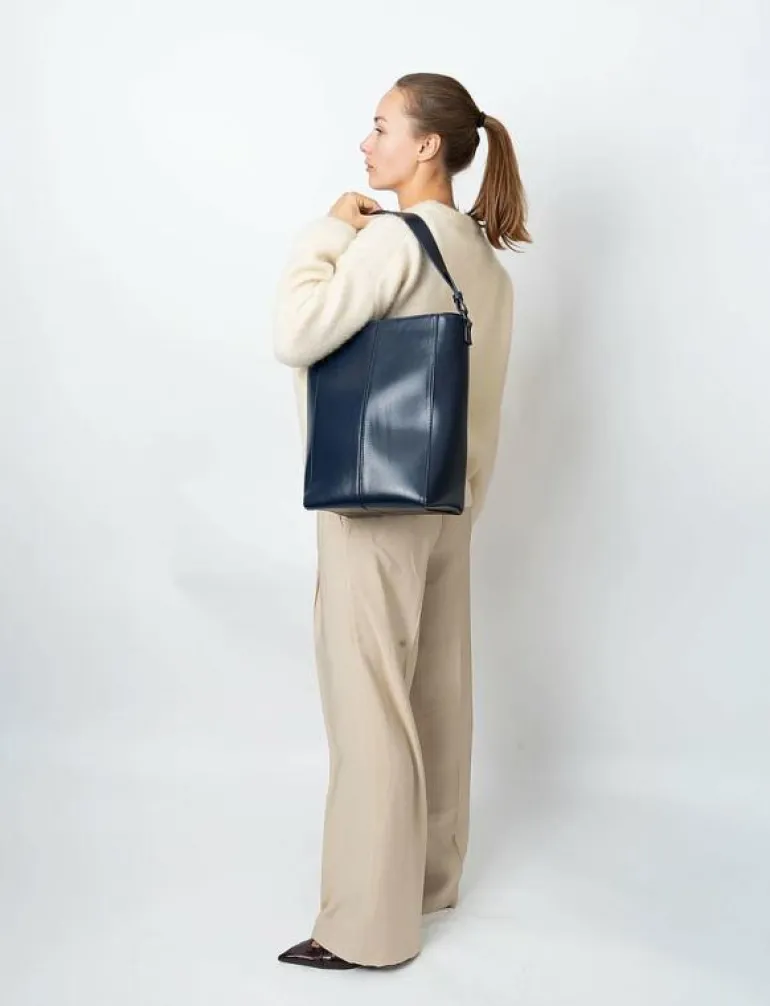 CASSET GLOSSY STRUCTURE - Bucketväskor