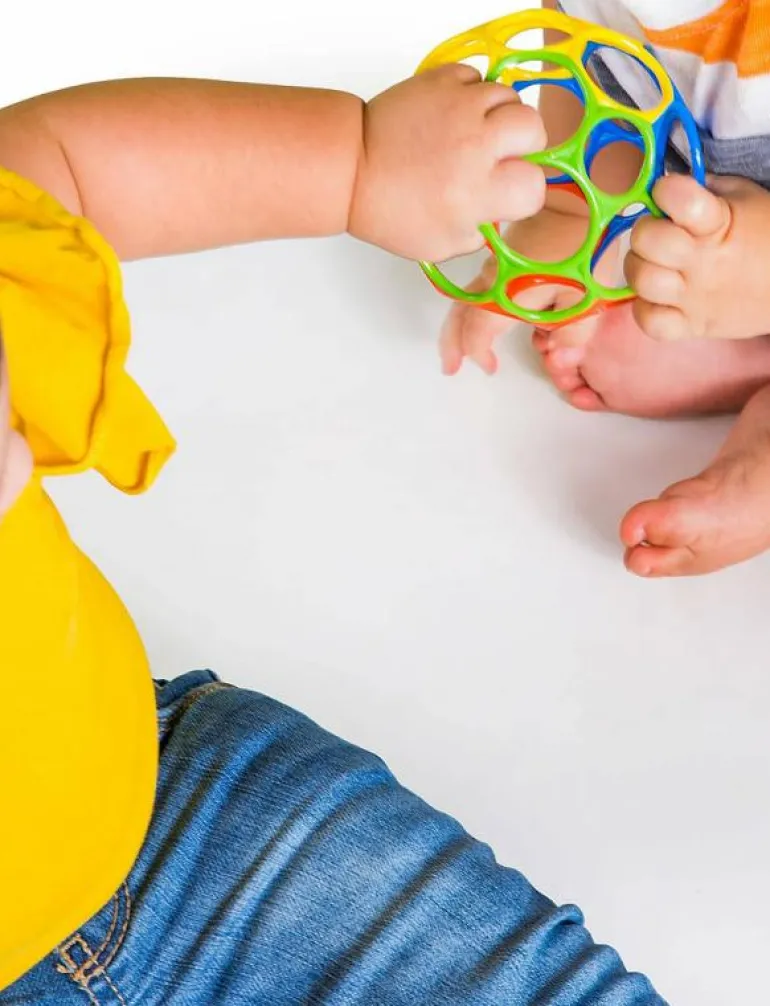 Oball Classic bold - Rød, blå, grøn og gul - Interaktiva leksaker