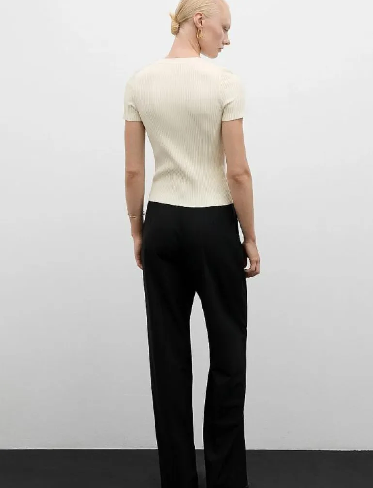 Short-sleeved ribbed sweater with buttons - Stickat
